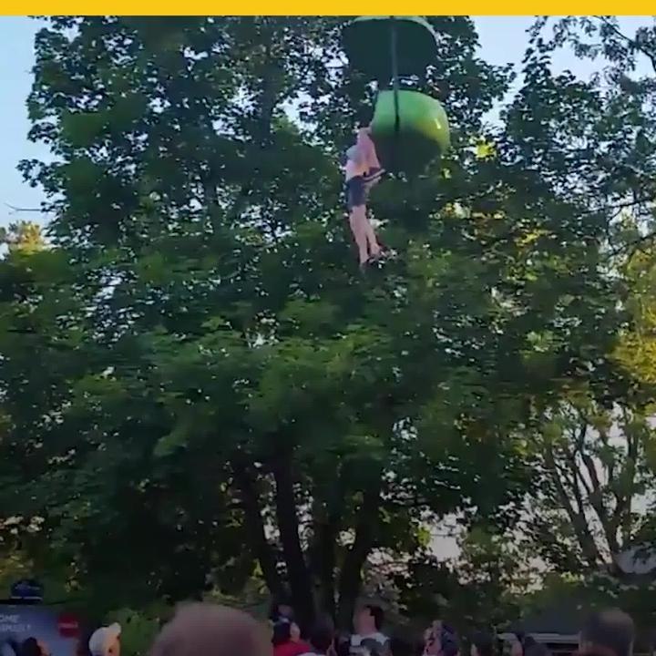 No lo pensó y rescató a una joven de caer de juego mecánico