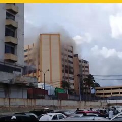 Se lanzan de edificio en llamas El Salvador.mp4