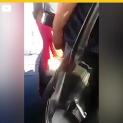 Graban a hombre acosando a una joven en transporte público.mp4