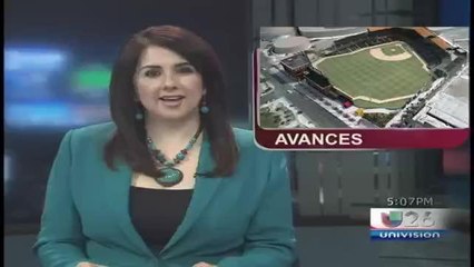 Instalan puente de 13 toneladas en el estadio de beisbol.