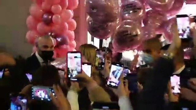 Bari, tutti pazzi per Chiara Ferragni (e addio distanziamento). Per noi è un modello