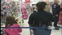Policias acompañan a niños a realizar sus compras navideñas