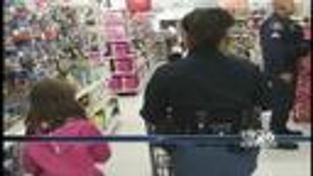 Policias acompañan a niños a realizar sus compras navideñas