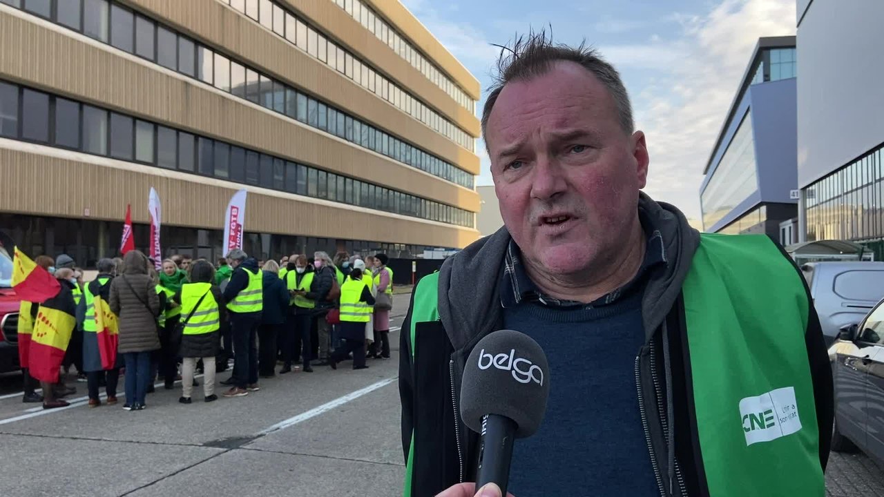 Le personnel de Brussels Airlines manifeste lors de la présentation du nouveau logo (Didier Lebbe/CNE)