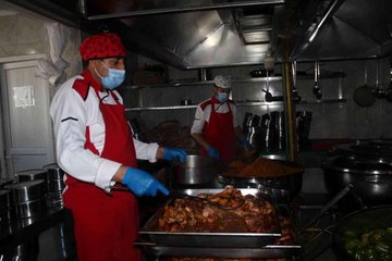 Muradiye'de ihtiyaç sahibi ailelere sıcak yemek