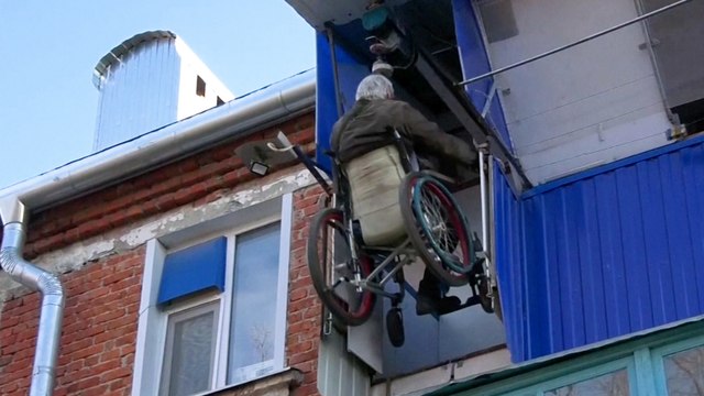 Handicapé, ce Russe construit un ascenseur sur son balcon pour pouvoir sortir