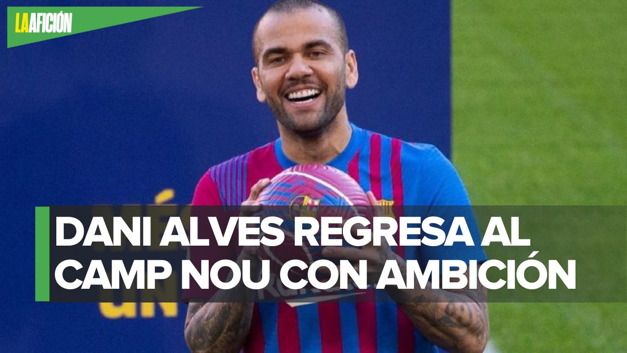 Descalzo sobre el césped del Camp Nou: Así fue la presentación de Dani Alves con el Barcelona