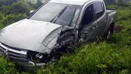 Download Video: Após colisão com caminhonete, ônibus sai da pista e tomba às margens da BR-277