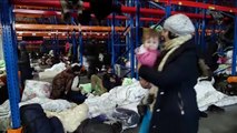 Bielorrusia traslada a almacenes a cientos de migrantes que acampaban en la frontera polaca