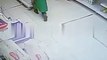 Cet employé de supermarché est pris en flagrant délit en train de regarder sous les jupes des clientes