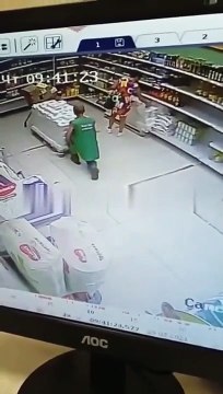 Cet employé de supermarché est pris en flagrant délit en train de regarder sous les jupes des clientes