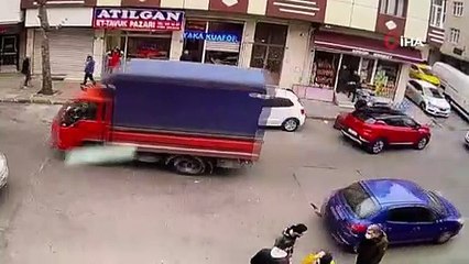 Telefonla konuşurken yolun karşısına geçmeye çalışan kadına motosiklet çarptı