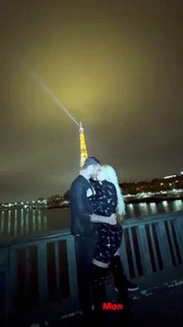 Mauro Icardi et Wanda Nara devant la tour Eiffel.