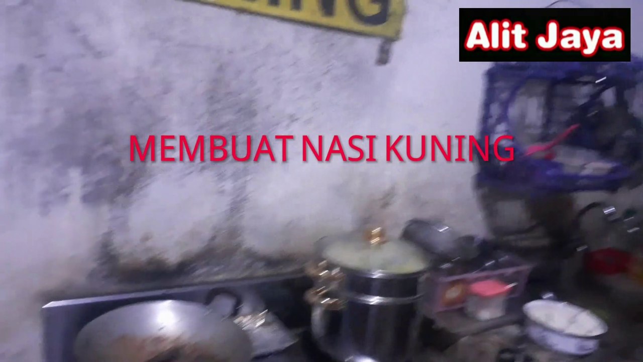Membuat nasi kuning