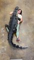 El insólito abrazo de un caimán de 90 kilos a su cuidadora que se hizo viral en redes sociales