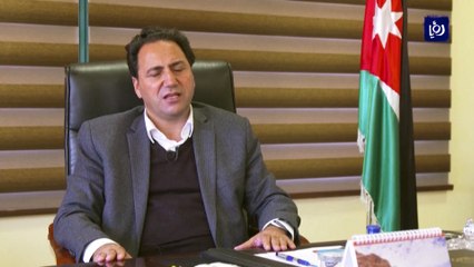 سيارات كهربائية تقل ذوي الإعاقة في جولات بالمدينة الوردية