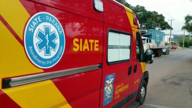 Motociclista tem suspeita de fratura após colisão na Rua Pedro Baú