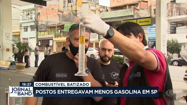 Postos de SP lesavam os consumidores duas vezes. Eles punham menos gasolina do que aparecia no marcador da bomba e pra completar o combustível era adulterado.