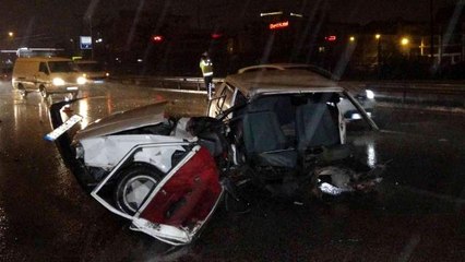 Bursa'da kamyonun çarptığı otomobil ikiye ayrıldı: 2 yaralı