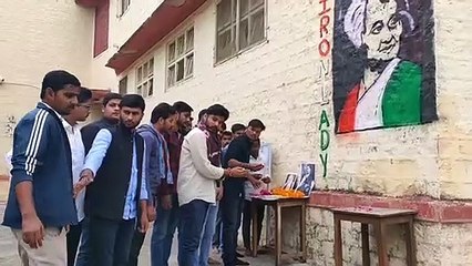 एनएसयूआई ने   पूर्व प्रधानमंत्री इंदिरा गांधी को दी पुष्पांजलि