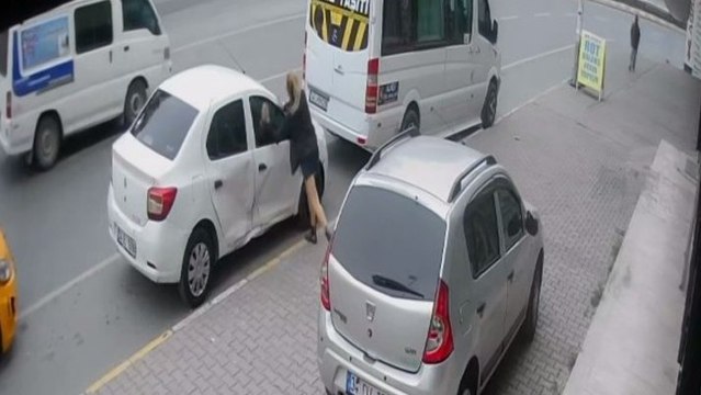 Tartıştığı eşinin otomobilini böyle parçaladı