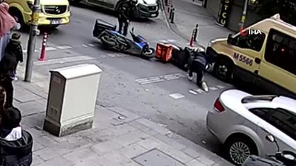 Gaziosmanpaşa'da motosikletli kuryeler böyle çarpıştı