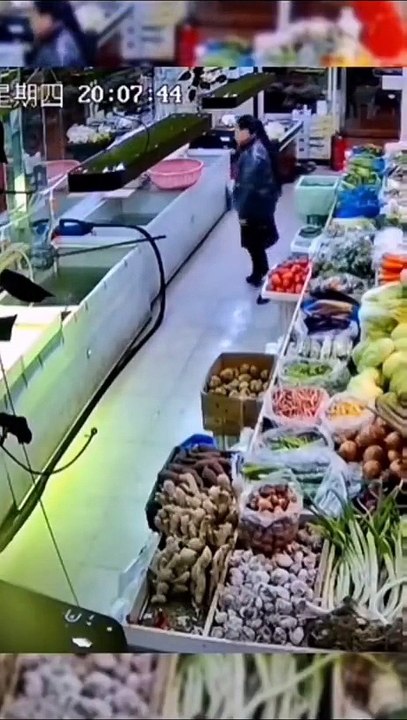 Una mujer devuelve un pez a su pecera como si fuera un futbolista!