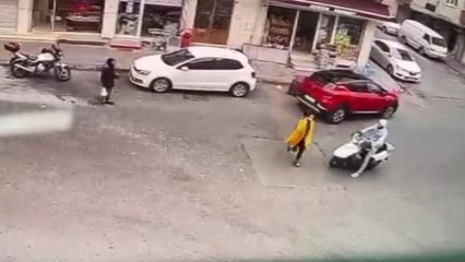 GAZİOSMANPAŞA'DA TELEFONLA KONUŞURKEN MOTOSİKLETİ FARK ETMEDİ