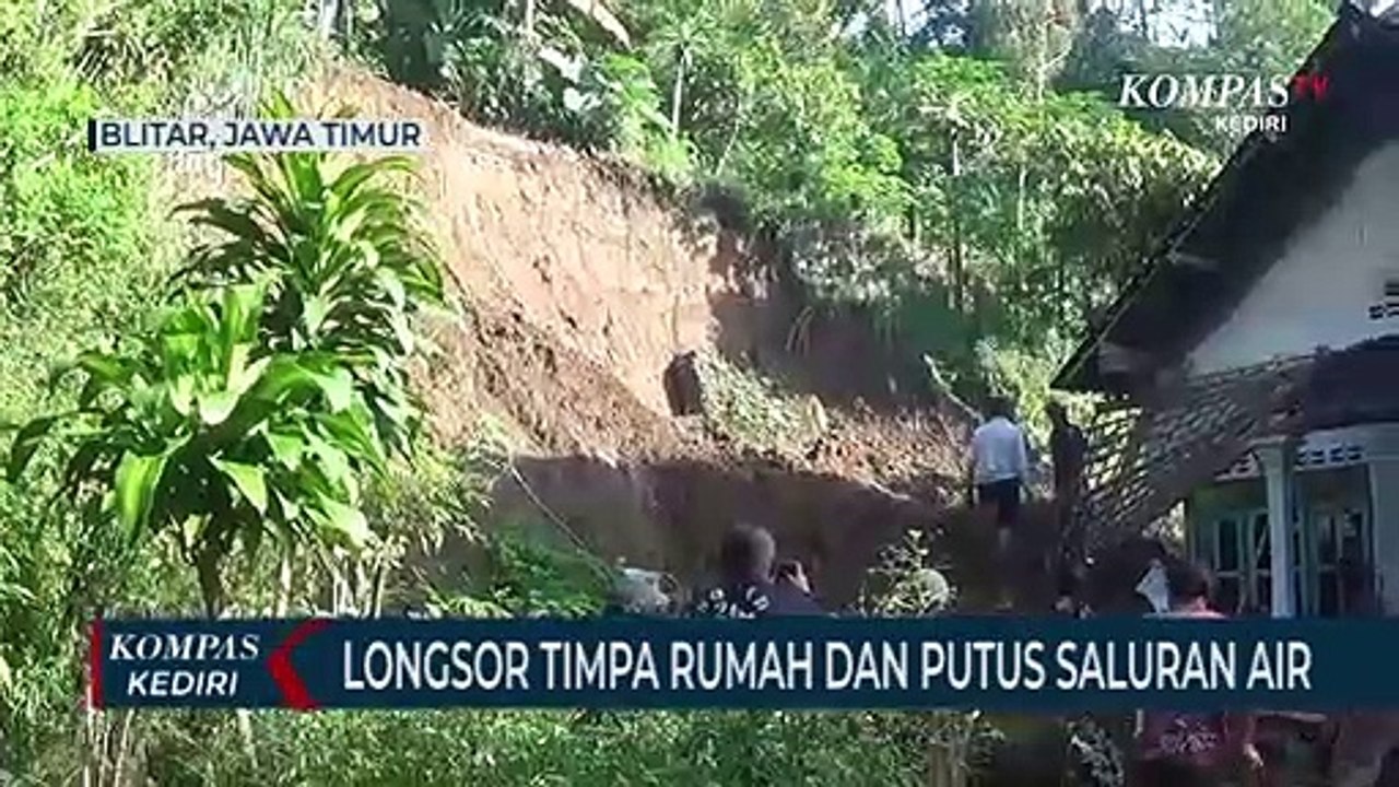 Tebing Setinggi 10 Meter Longsor dan Menimpa Ru...