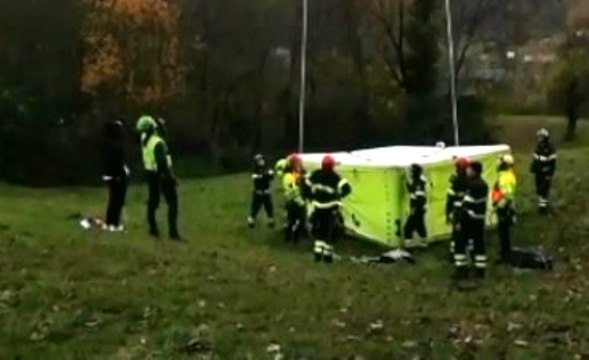 Pinasca (TO) - Parapendista bloccata sui cavi della linea elettrica: soccorsa dai Vigili del Fuoco (19.11.21)