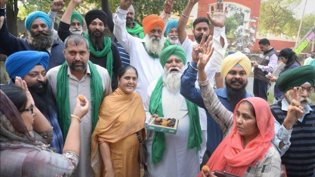 What political parties said on withdrawal of Farm laws?