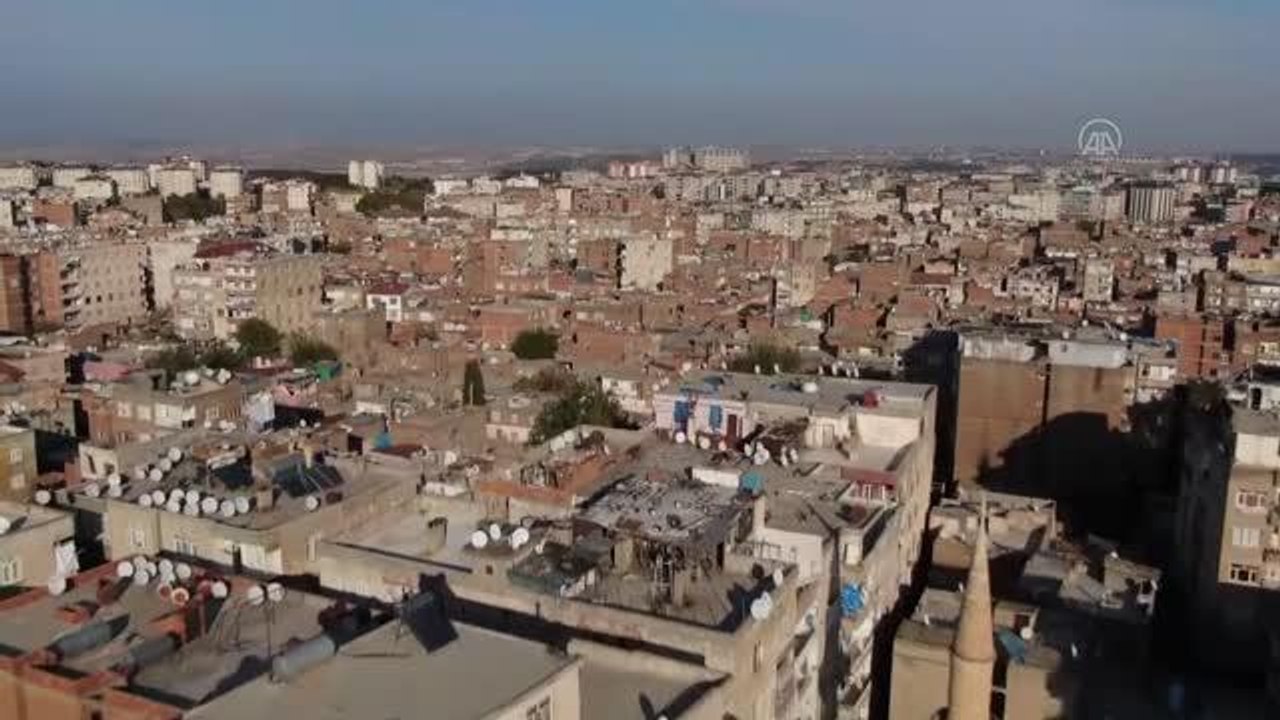 DİYARBAKIR - "Kentsel Dönüşüm Projesi" kapsamında ilk binanın yıkımı yapıldı