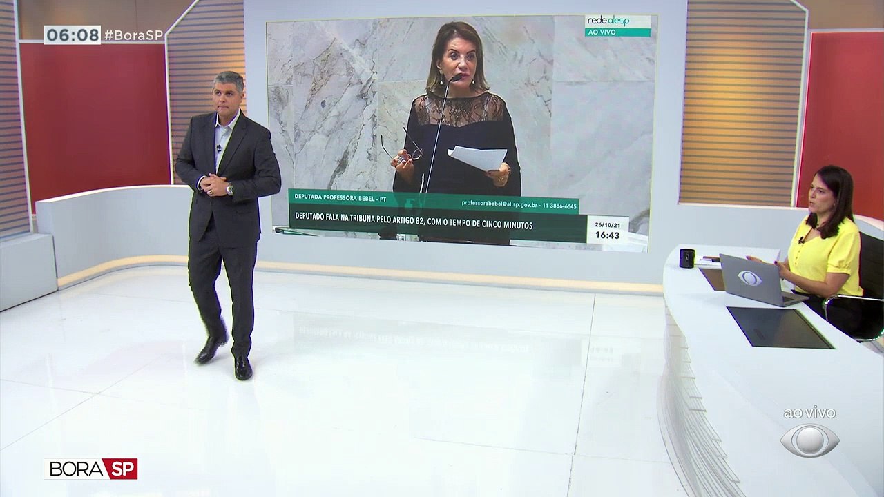 A deputada estadual de São Paulo, professora Bebel disse que foi agredida por seguranças ao tentar entrar na secretaria da educação do estado. O governo negou as agressões e afirmou que a parlamentar tentou invadir o local.