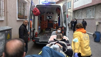 Anne ve babasına şiddet uygulayıp polise bıçakla saldırdı