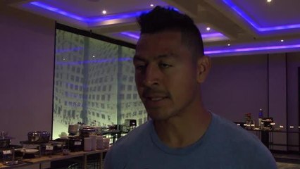 Amaya ayuda a Roger Espinoza