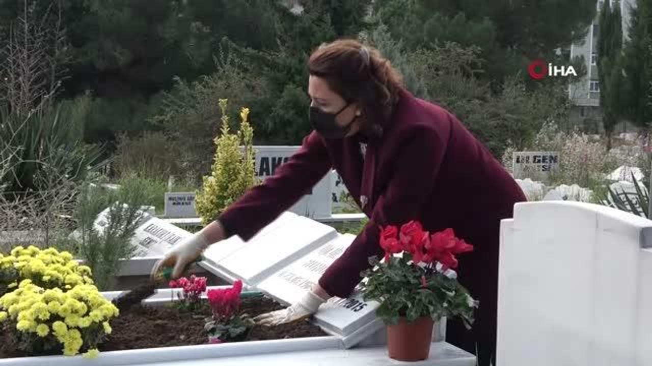 Son dakika! 6 yıl önce görevi başında öldürülen doktor Aynur Dağdemir mezarı başında anıldı