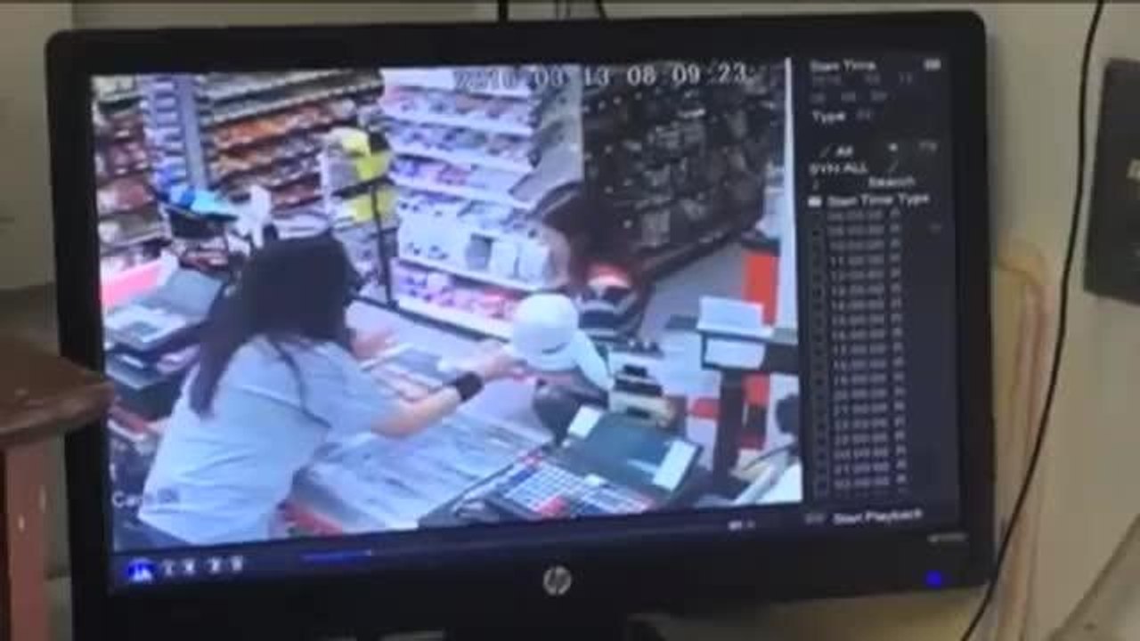 Cajera salva bebé