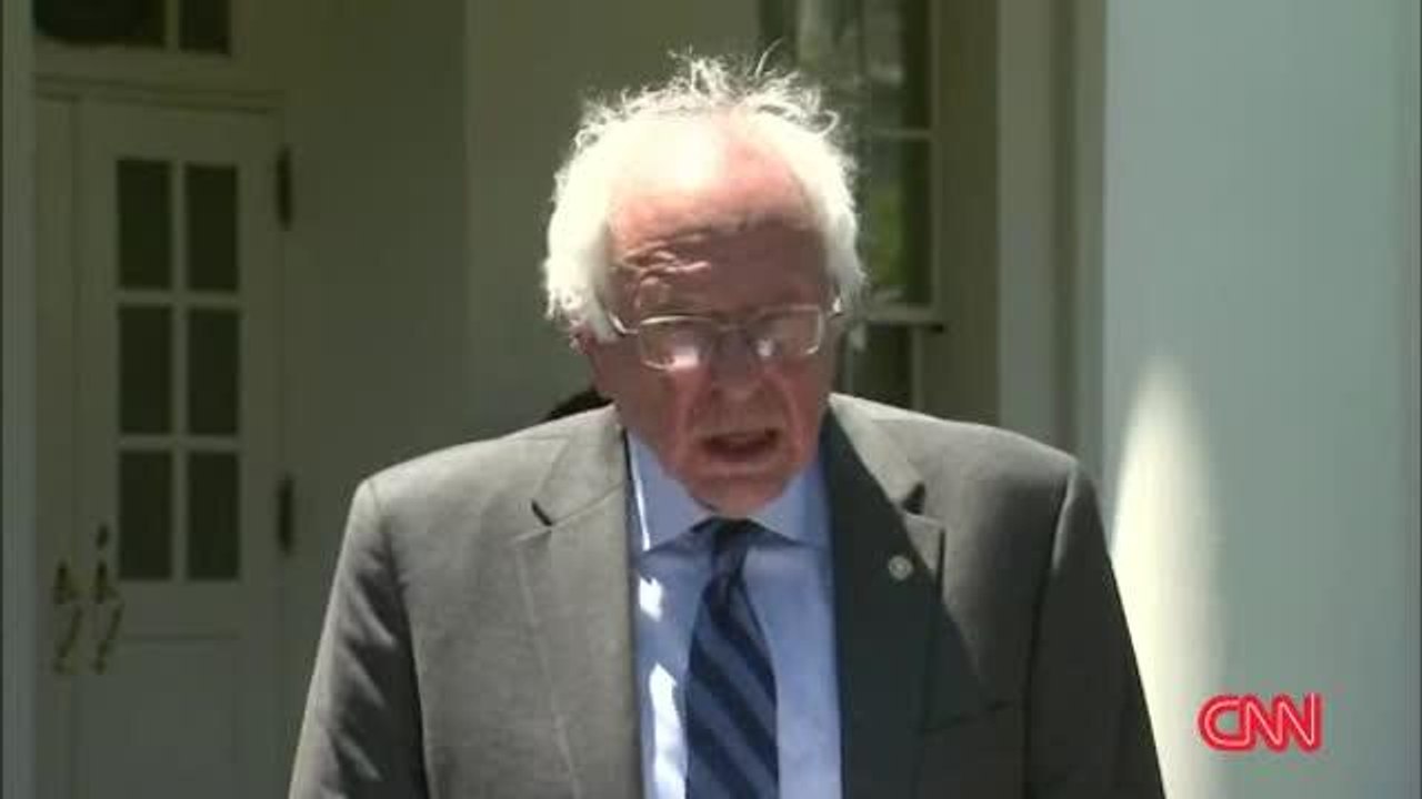 Bernie Sanders habla con Hillary Clinton