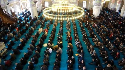 Van'da sosyal mesafesiz Cuma namazı