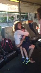 La mujer toma a su hijo cerca de la garita de San Ysidro