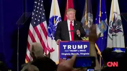 Donald Trump llega a mitin en Virginia Beach