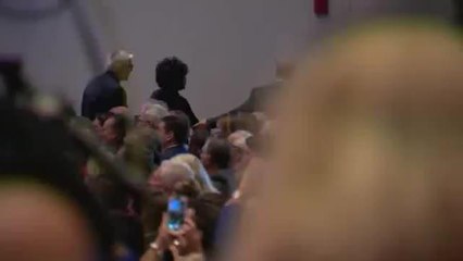 Opositores de Trump son expulsados por interrumpir discurso