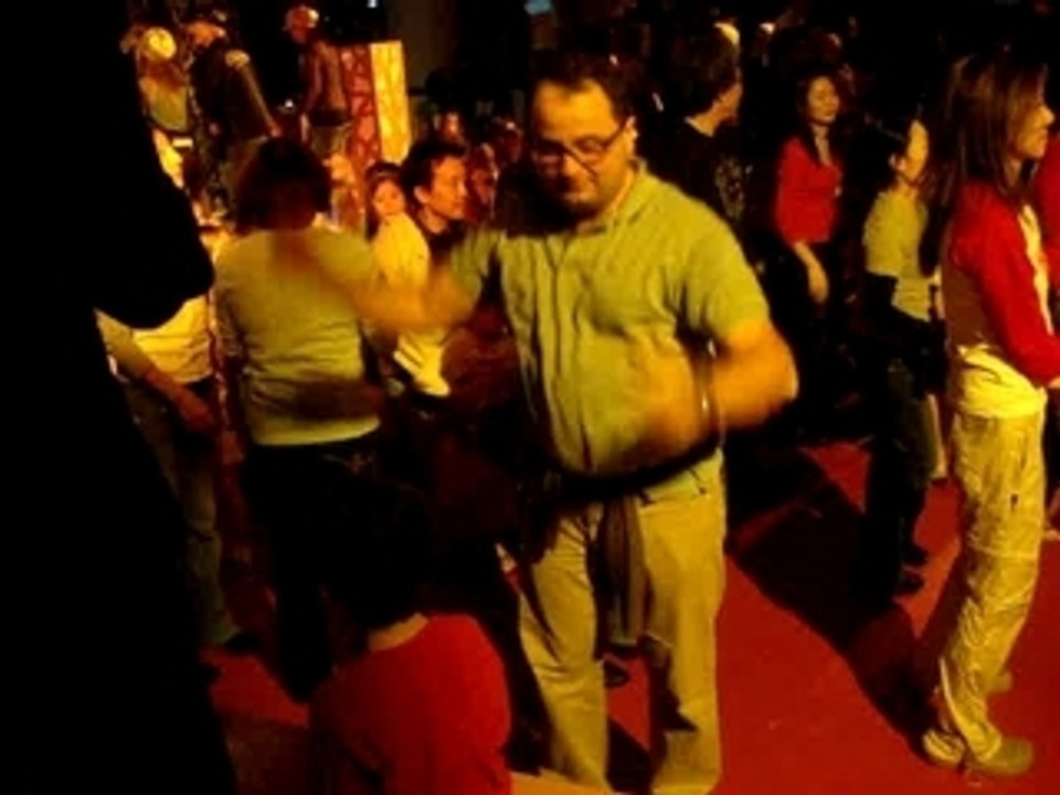 Rien à faire, Atom reste stoïque