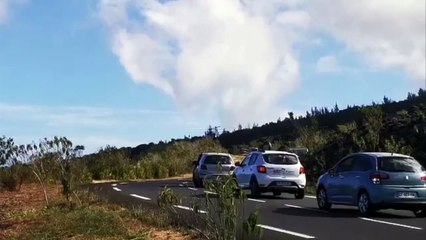 Pompiers et Dash tentent de maîtriser un incendie au Grand Brûlé