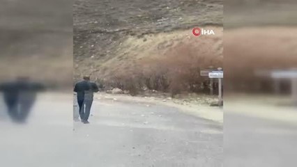 Deprem sonrası düşen kayalar yolu trafiğe kapattı