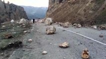 Hınıs Köprüköy kara yoluna düşen kaya parçaları yolu kapattı