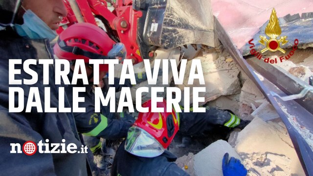 Caserta, palazzina esplosa: estratta viva la donna dopo 7 ore sotto le macerie