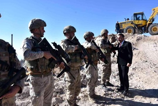 Siirt Valisi Hacıbektaşoğlu, üs bölgesinde Mehmetçiği ziyaret etti