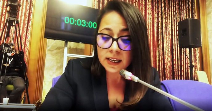 Sera Kadıgil'den Bakan Ersoy’a: Ben bakan olsam, saat 24’ten sonra müzik yapmanın yasak ilan edildiği bu karanlık rejime su taşımazdım