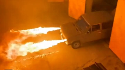 Ce mécanicien russe invente une voiture lance-flammes à partir d'une Lada